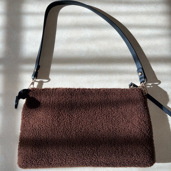 Brown fuzzy purse with gold accessory - Picture 3 of 9